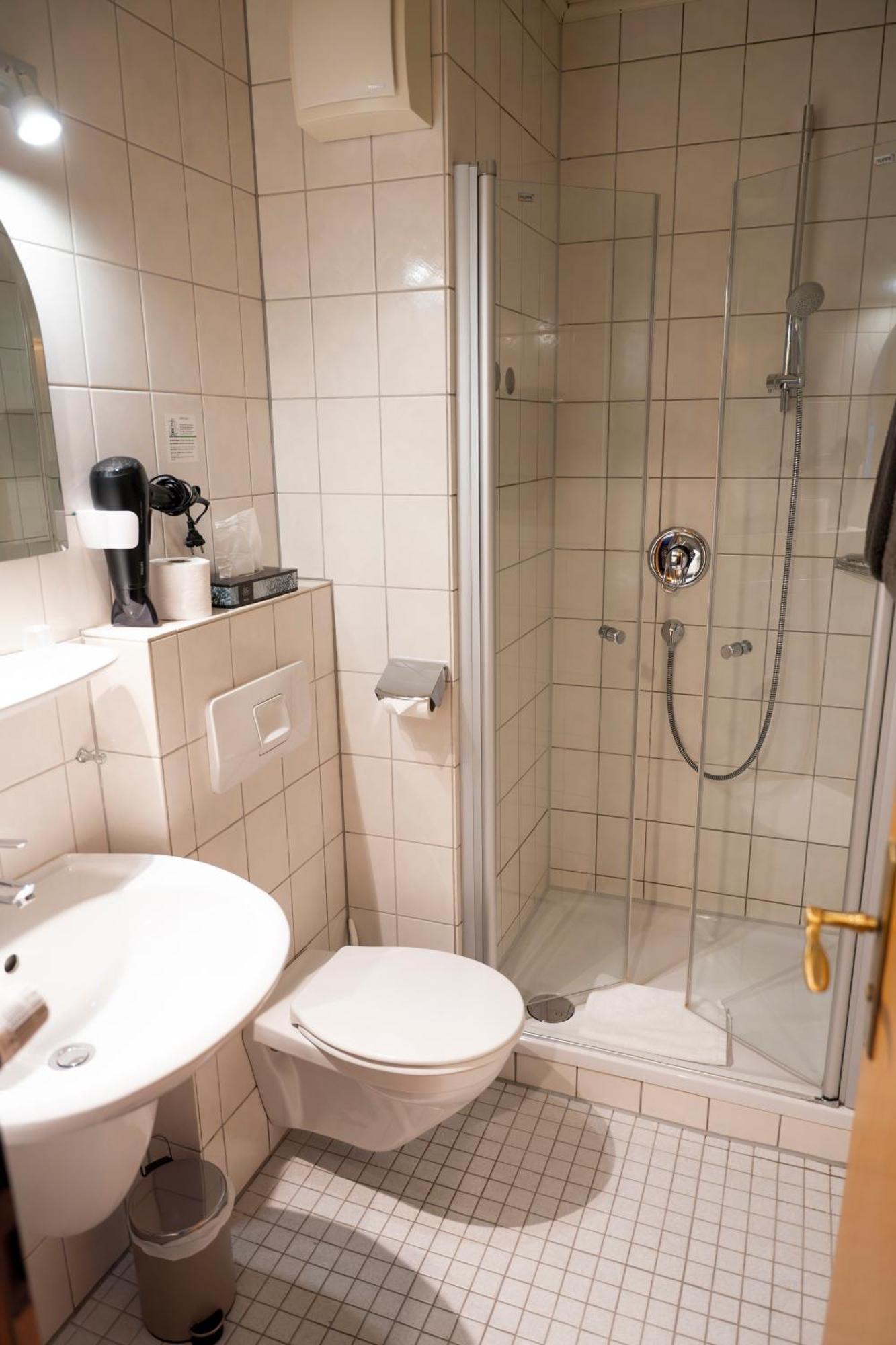 Hotel Guelser Weinstube Кобленц Экстерьер фото